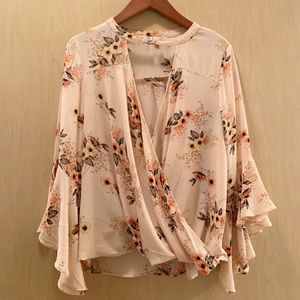 Beautiful light peach floral JODIFL top